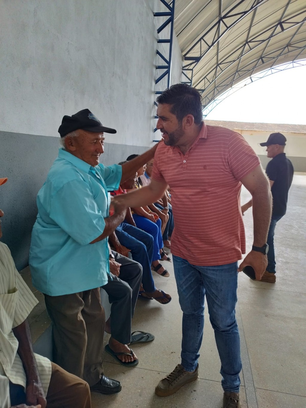 Prefeitura de Nova Floresta realiza Forró dos Idosos especial de Dia dos Pais e entrega fardamentos