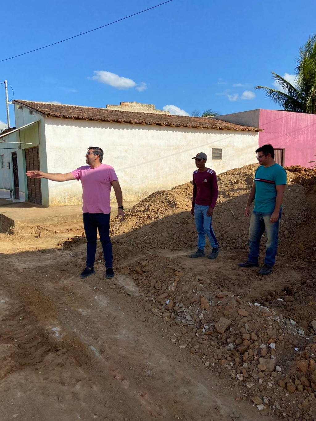 Prefeito Jarson Santos acompanha mais uma obra de terraplanagem para pavimentação em paralelepípedo.