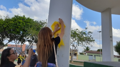 Usuários do SCFV visitam e decoram praça na campanha do Setembro Amarelo