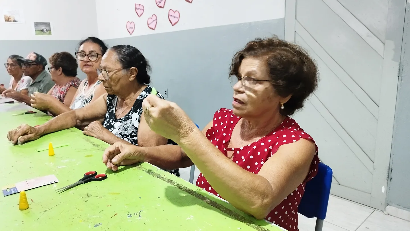 Prefeito Jarson acompanha aula de oficina de artesanato em biscuit, no CRAS