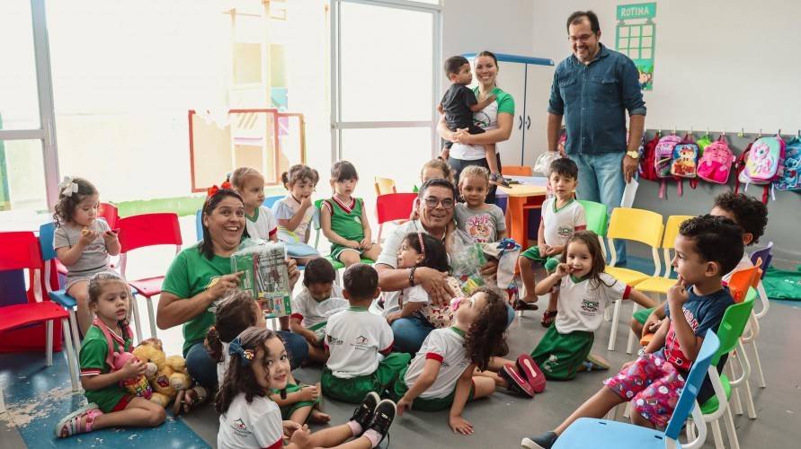 Prefeito Iran Santos e secretário de Educação entregam materiais escolares para estudantes da rede municipal