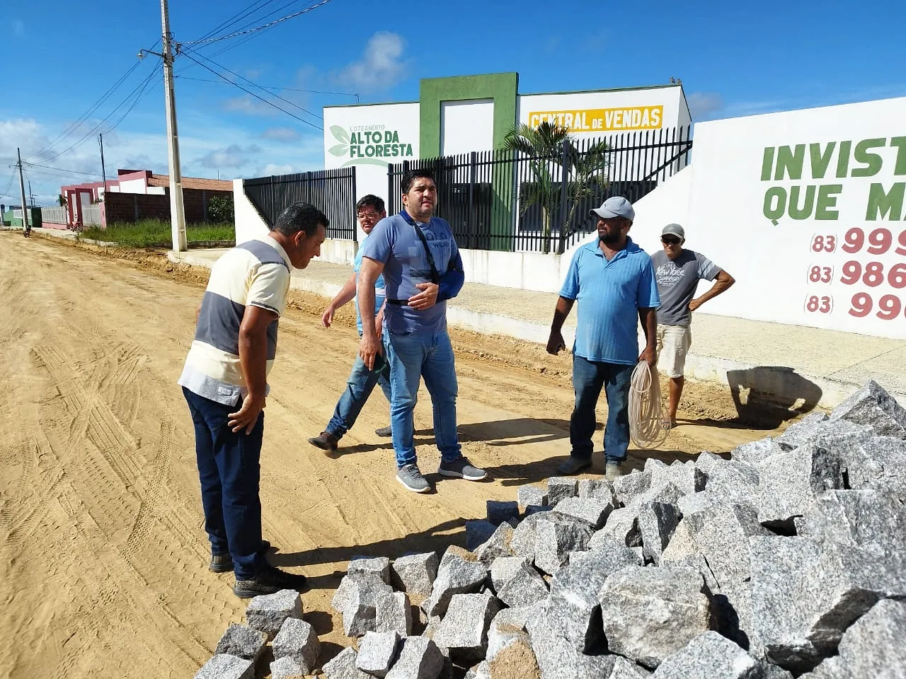 Prefeito Jarson acompanha início da pavimentação nas margens da BR-104