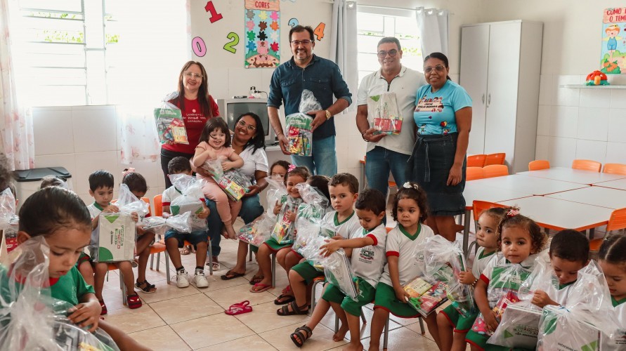 Prefeito Iran Santos e secretário de Educação entregam materiais escolares para estudantes da rede municipal
