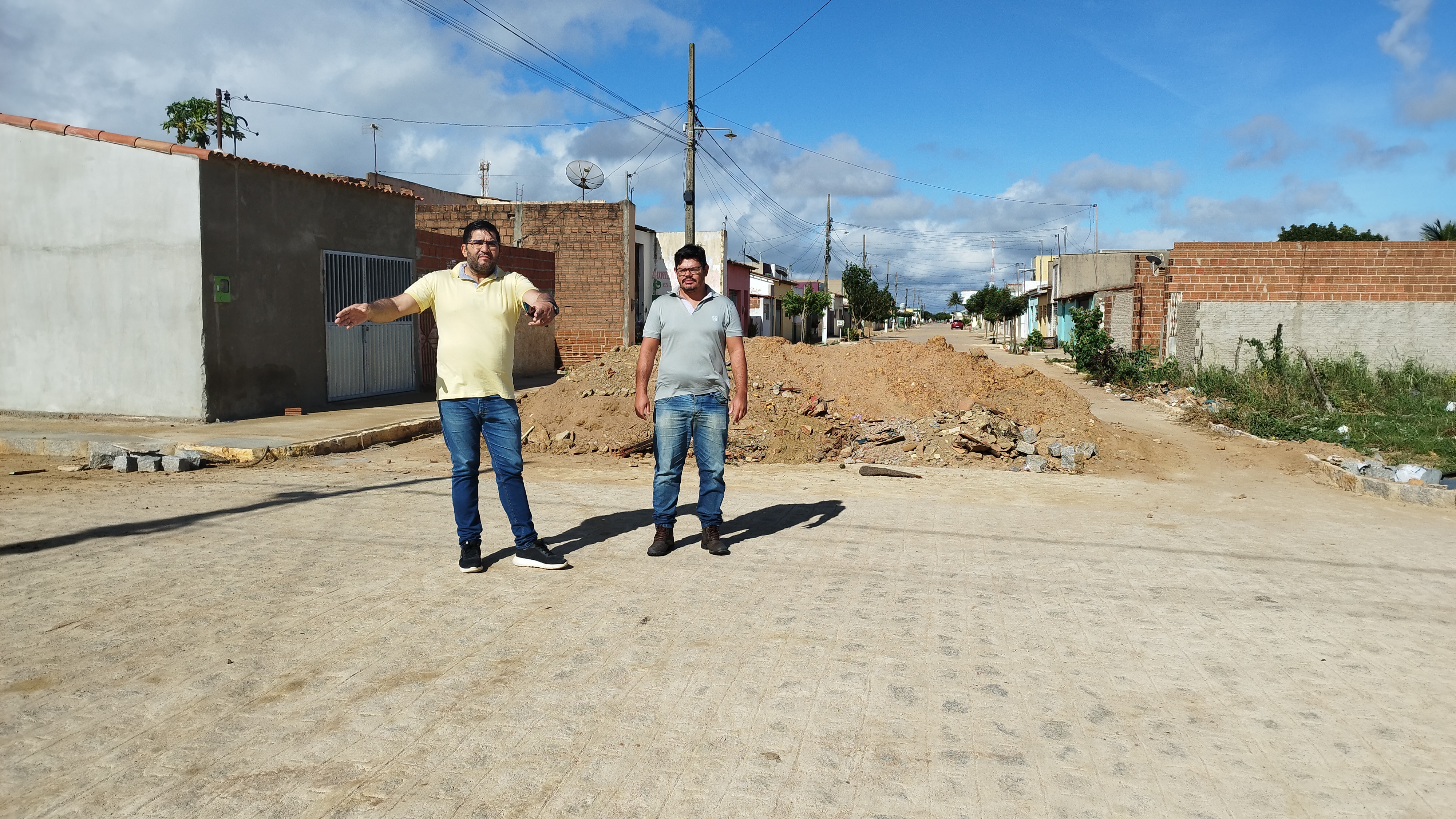 Prefeito Jarson acompanha obras de pavimentação da rua Antônio Maximínio