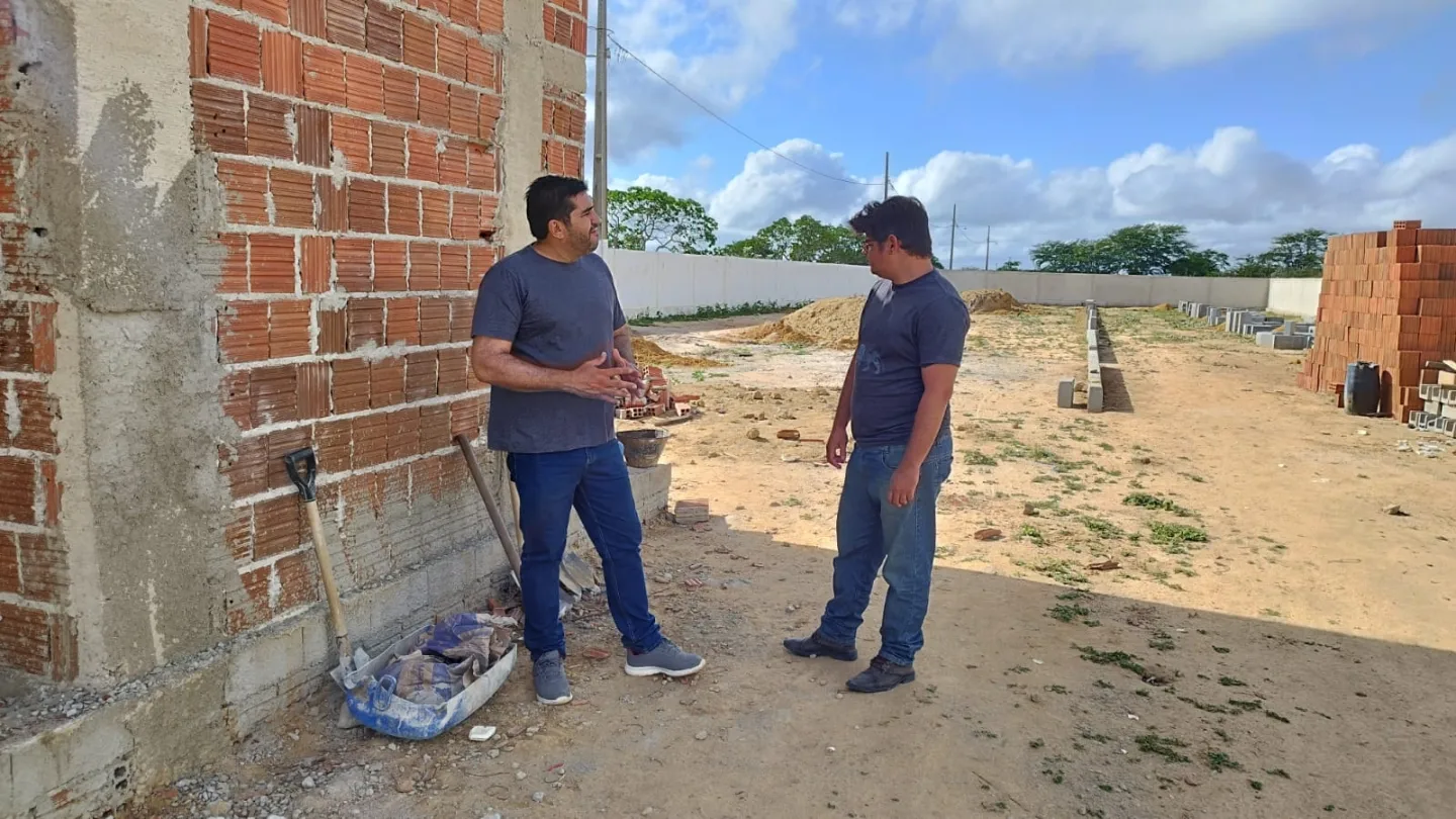 Prefeito Jarson acompanha obras de construção do Cemitério