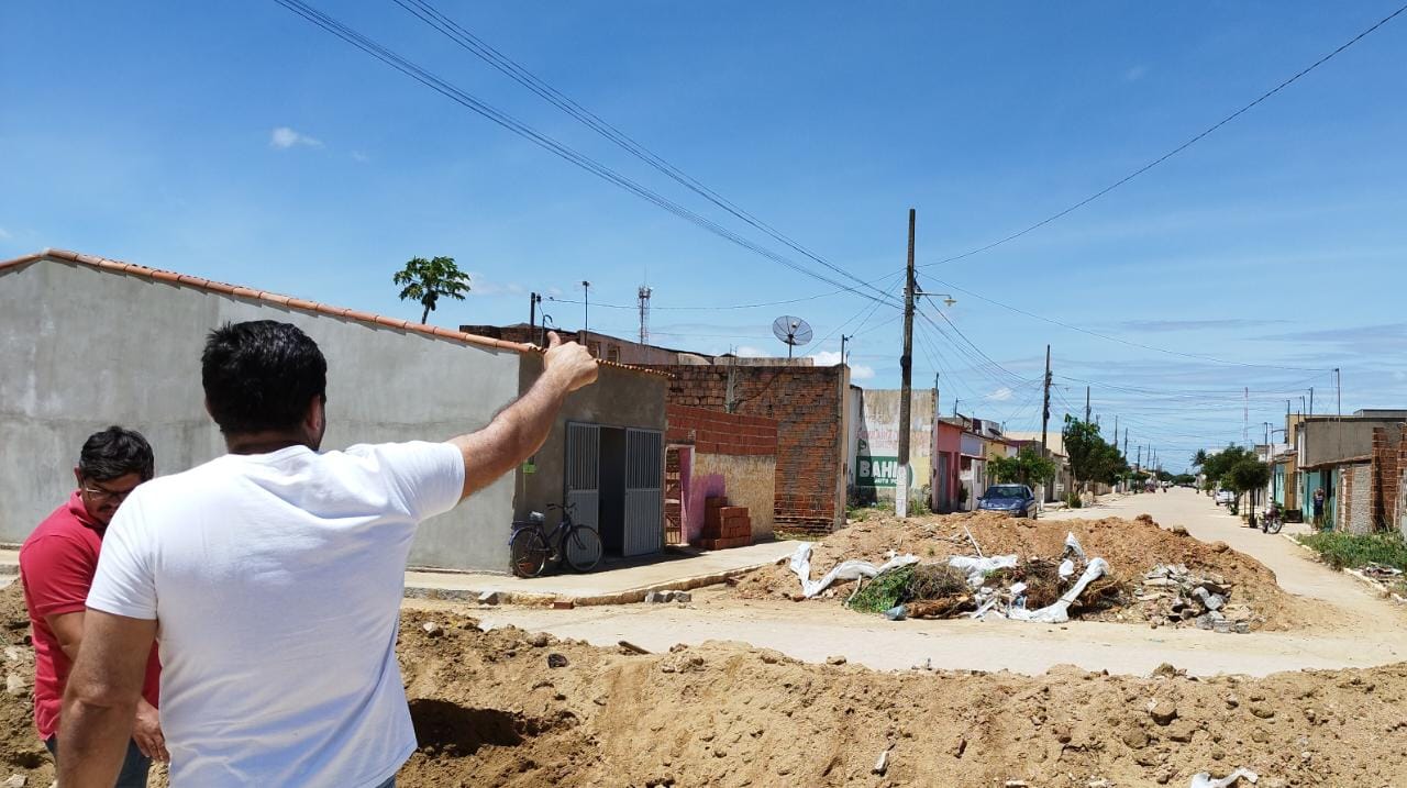 Prefeito Jarson acompanha obras de pavimentação da rua Antônio André dos Santos