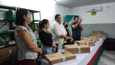 Prefeitura de Nova Floresta entrega notebooks para professores da Rede Municipal de Ensino