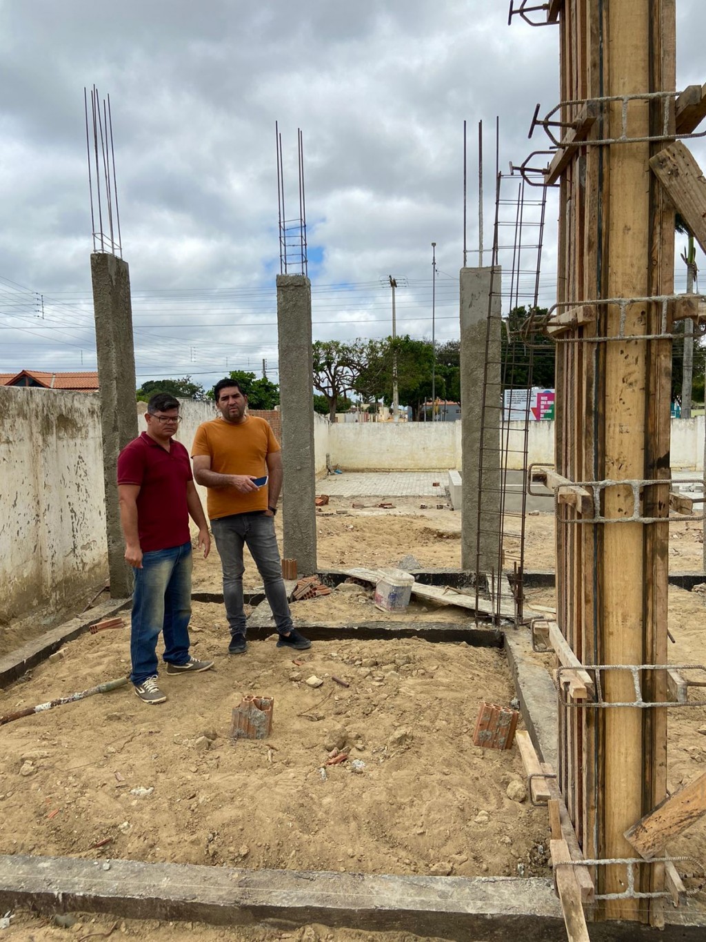 Prefeito Jarson acompanha andamento da obra de um novo auditório.