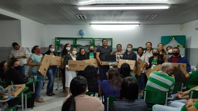 Prefeitura de Nova Floresta entrega notebooks para professores da Rede Municipal de Ensino