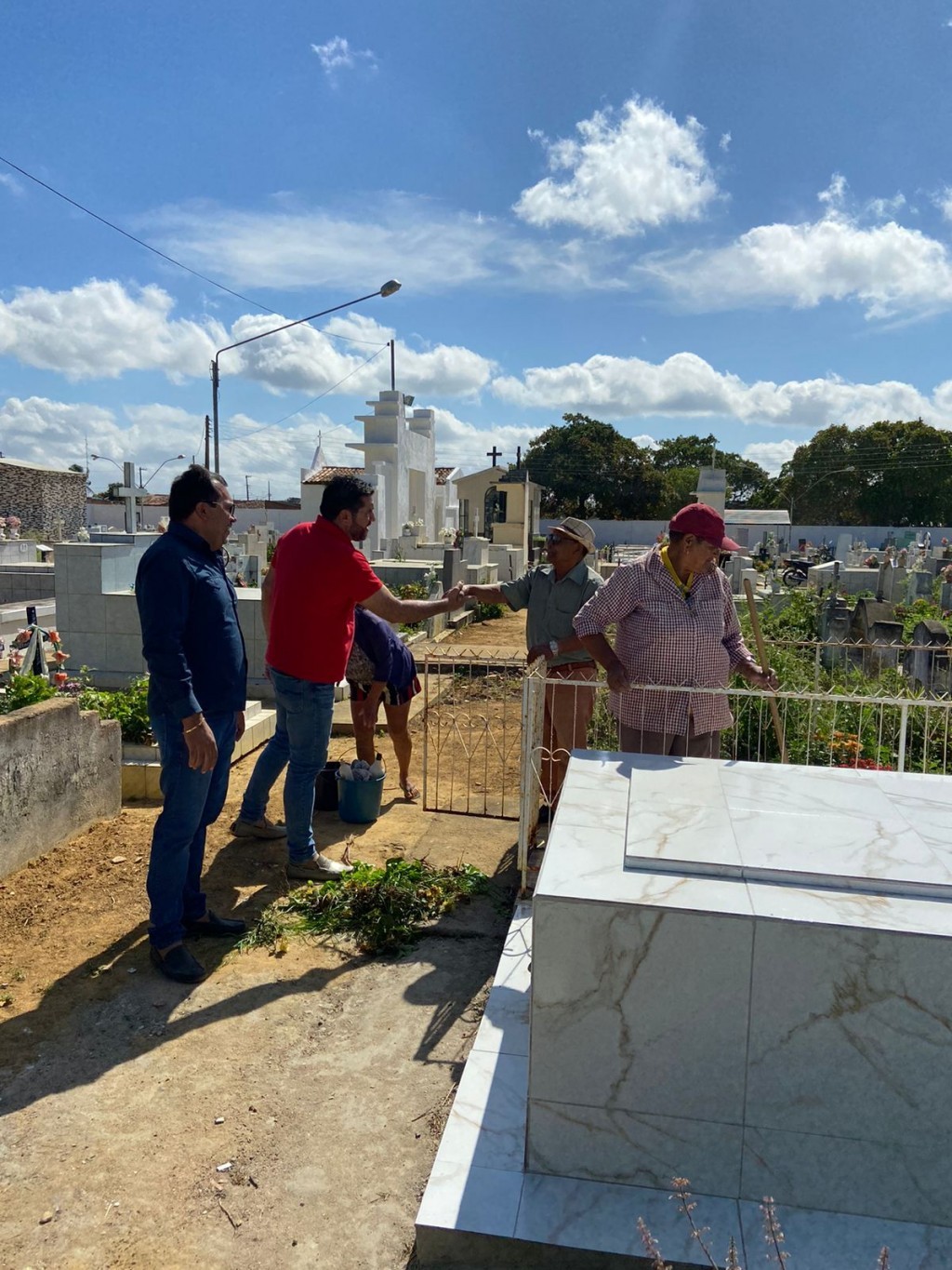 Prefeito Jarson vistoria Revitalização do antigo Cemitério.
