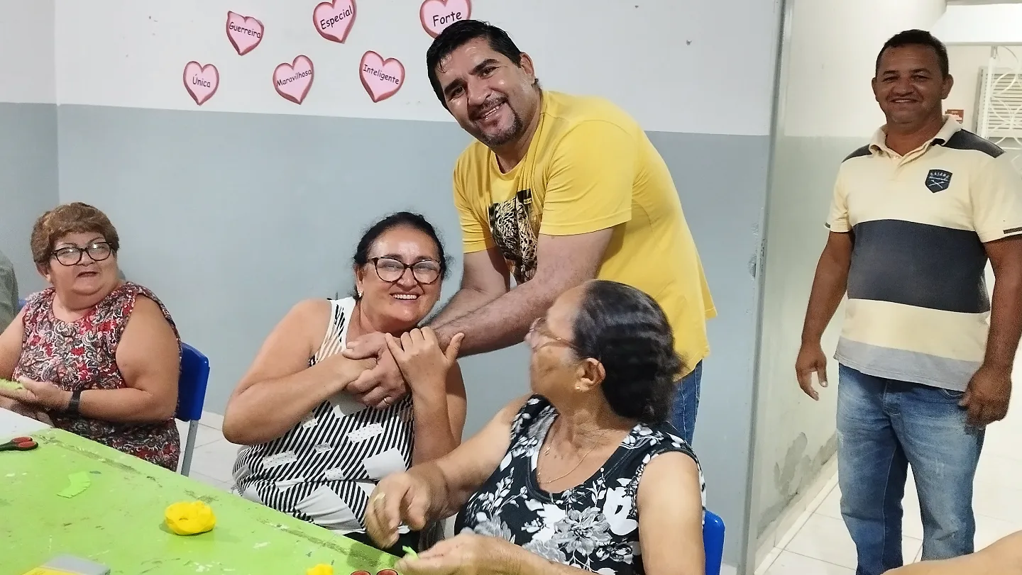 Prefeito Jarson acompanha aula de oficina de artesanato em biscuit, no CRAS
