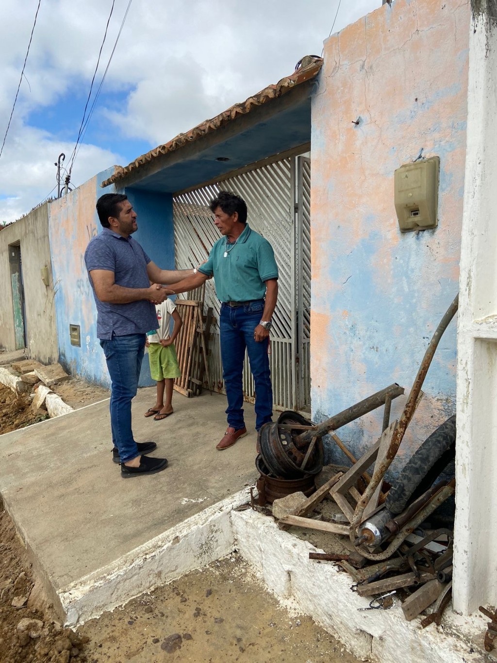 Prefeito Jarson Santos acompanha terraplanagem para pavimentação no conjunto mãe lolo.