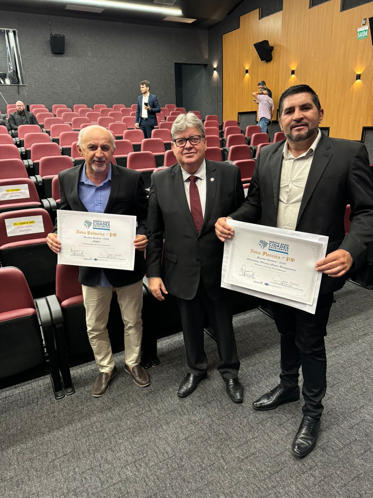 O prefeito Jarson Santos recebe premiação do Band Cidades Excelentes