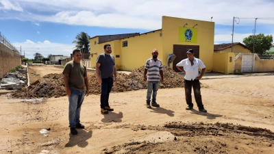 Prefeito Jarson acompanha obras de pavimentação da rua Menésio Dantas