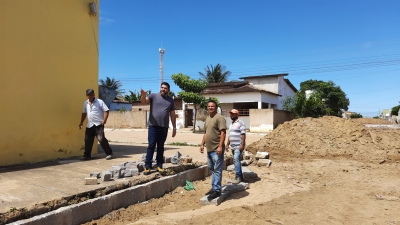 Prefeito Jarson acompanha obras de pavimentação da rua Menésio Dantas
