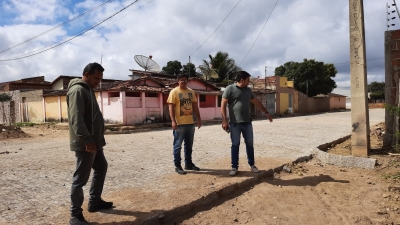 Prefeito Jarson visita e realiza medições em obras de pavimentação de ruas