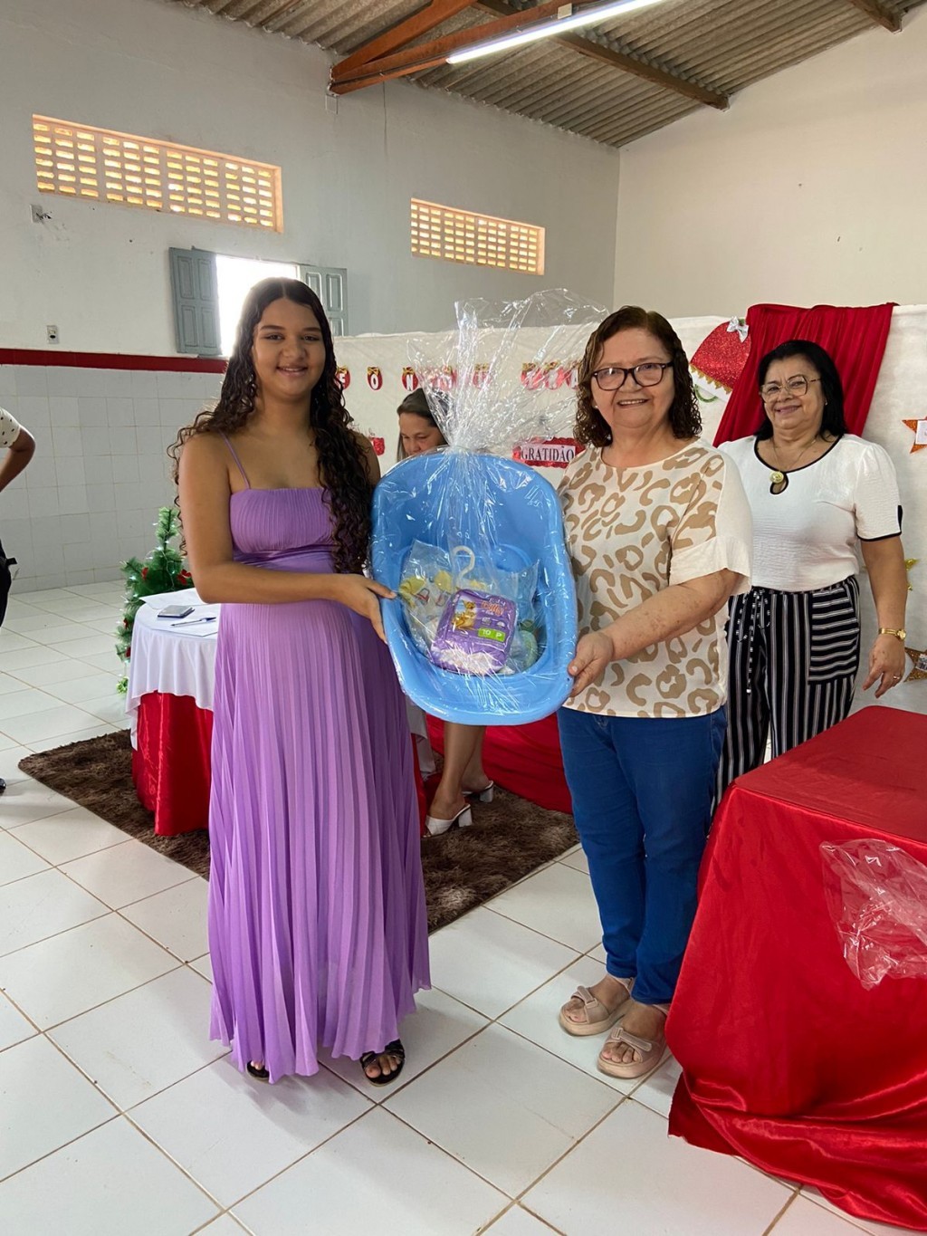 Prefeitura de Nova Floresta realiza última entrega de kits bebê do ano.