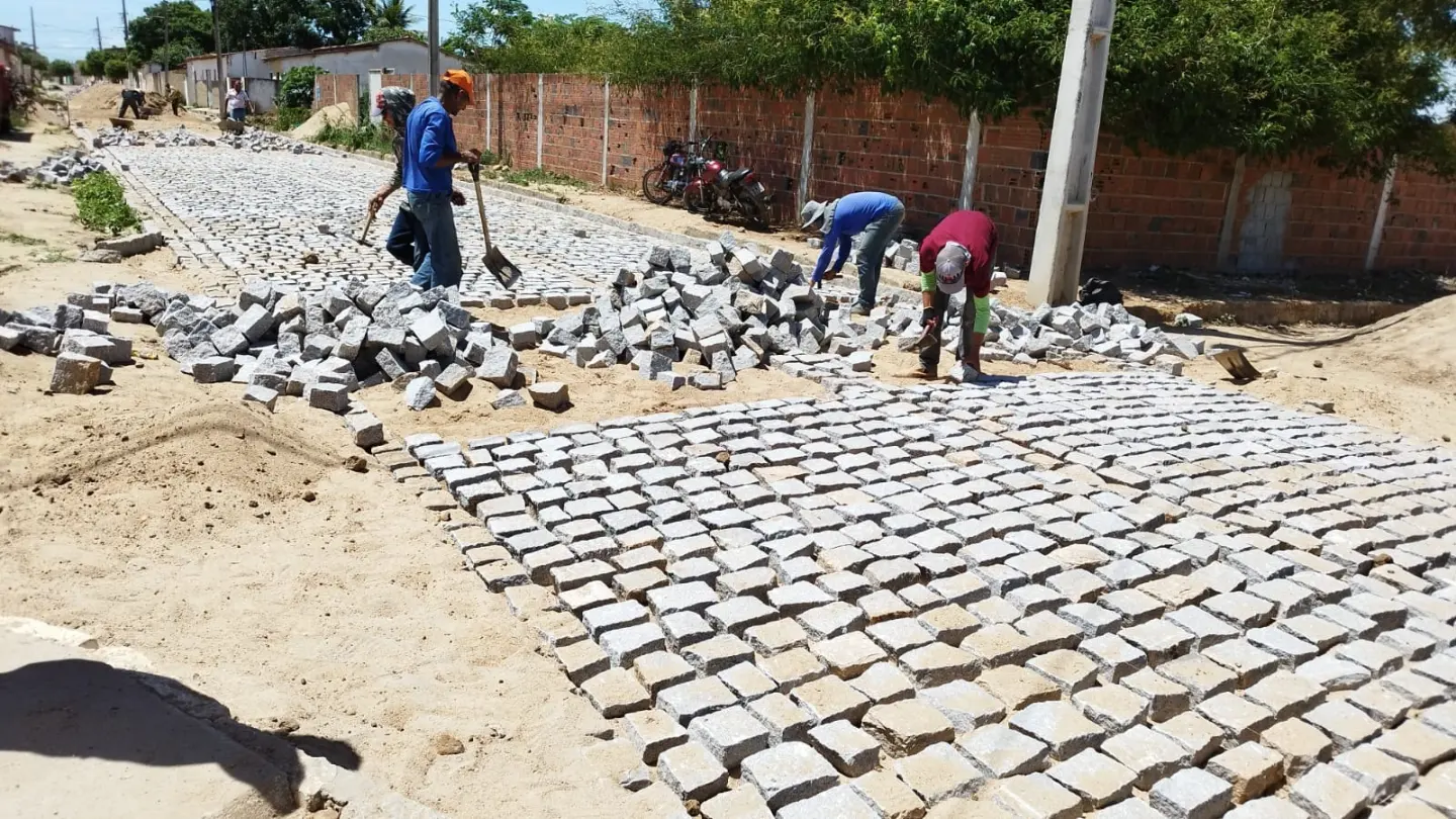 Prefeito Jarson visita obras de pavimentação da rua Paulo Batista