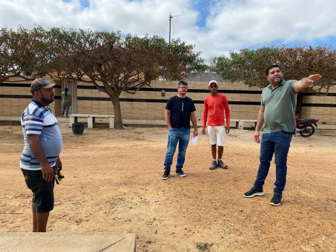 Prefeito Jarson Santos acompanha o inicio de mais uma obra de terraplanagem para pavimentação em paralelepípedo.