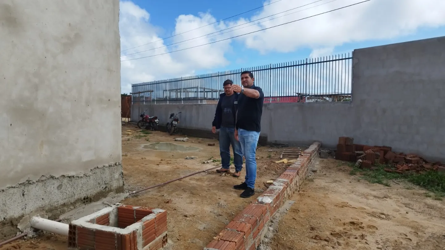 Prefeito Jarson acompanha obras de construção de nova creche