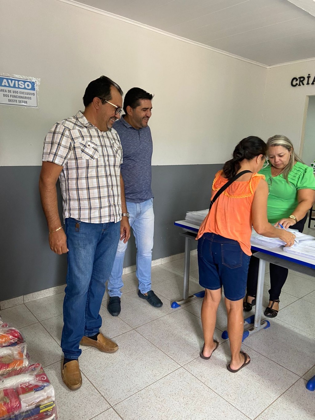 Prefeitura de Nova Floresta realiza entrega de cestas básicas.