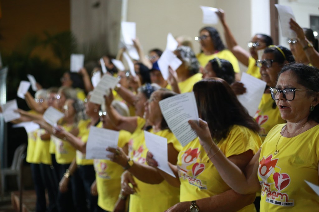 Prefeitura de Nova Floresta entrega fardamento ao grupo de idosos/ coral grupo de idosos do projeto viver bem.