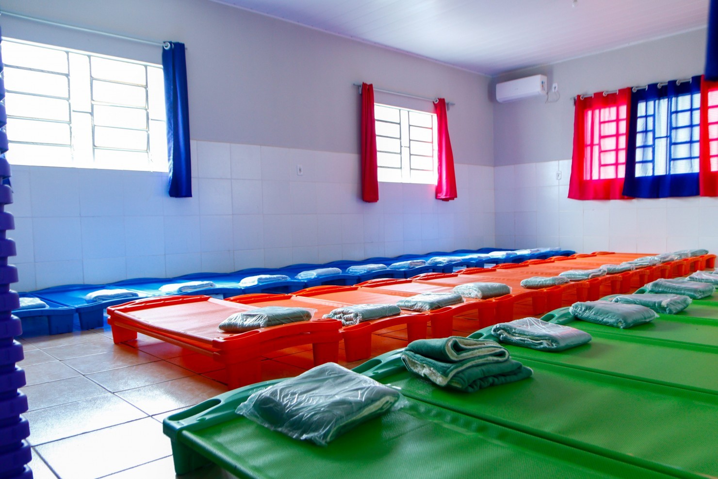 Prefeitura de Nova Floresta entrega kits de caminhas e cobertores para creches municipais