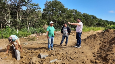 Prefeito Jarson acompanha obras de pavimentação de trecho da rua João Nilo Dantas
