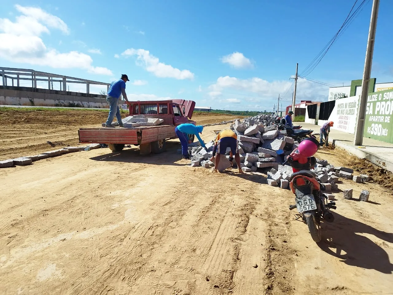 Prefeito Jarson acompanha início da pavimentação nas margens da BR-104