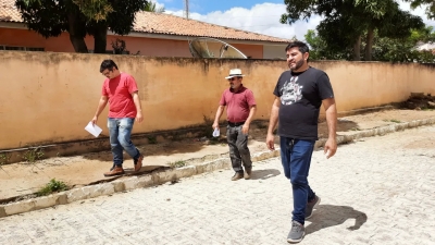 Prefeito Jarson visita obras de pavimentação na rua Menésio Dantas