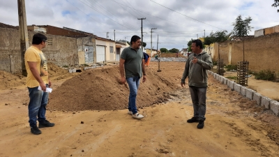 Prefeito Jarson visita e realiza medições em obras de pavimentação de ruas