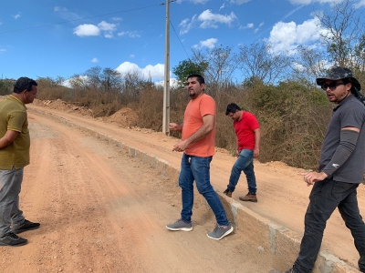 PREFEITURA RETOMA AS OBRAS DA LADEIRA DA PEDRA D'ÁGUA, NA ZONA RURAL.