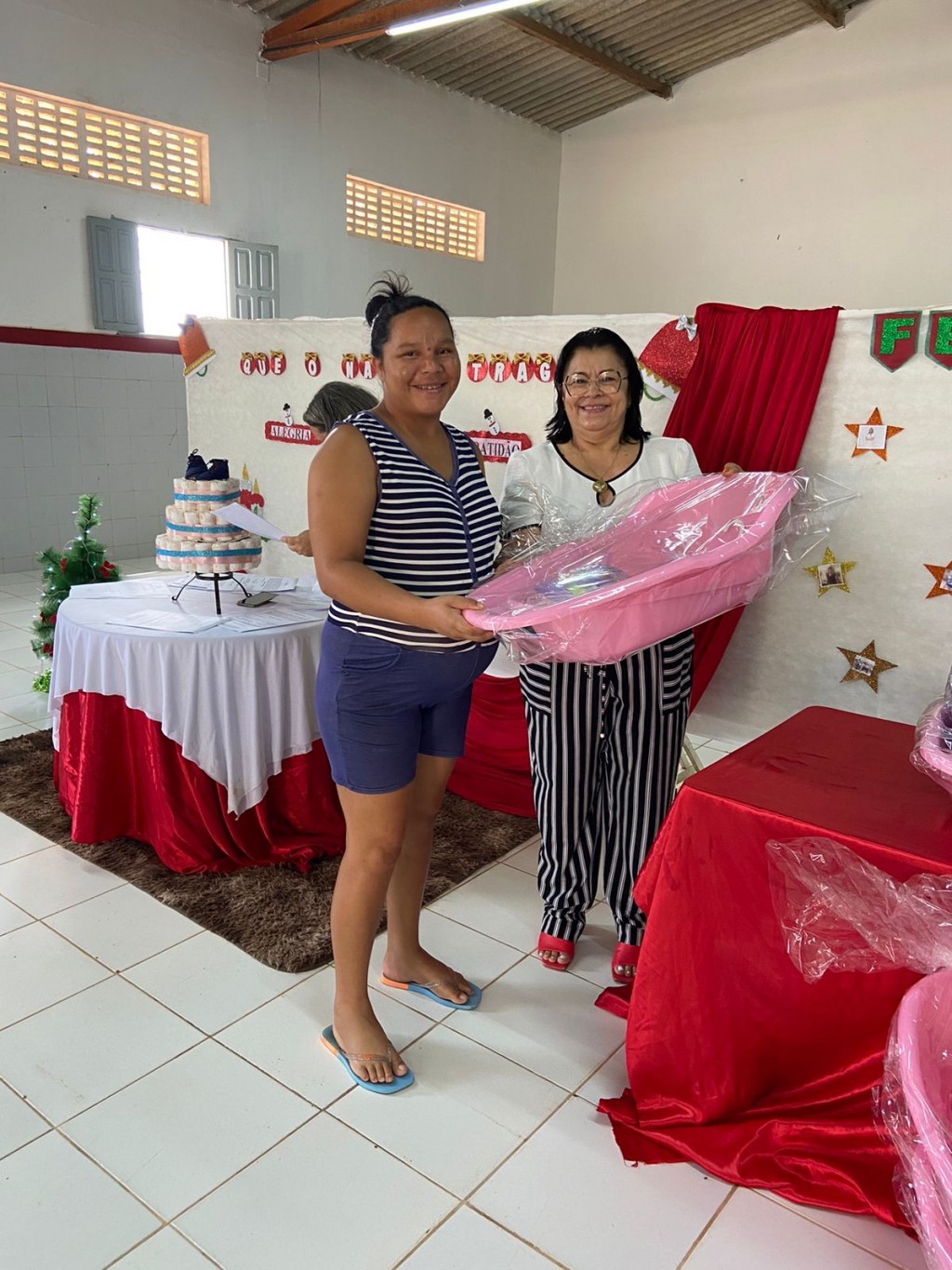 Prefeitura de Nova Floresta realiza última entrega de kits bebê do ano.