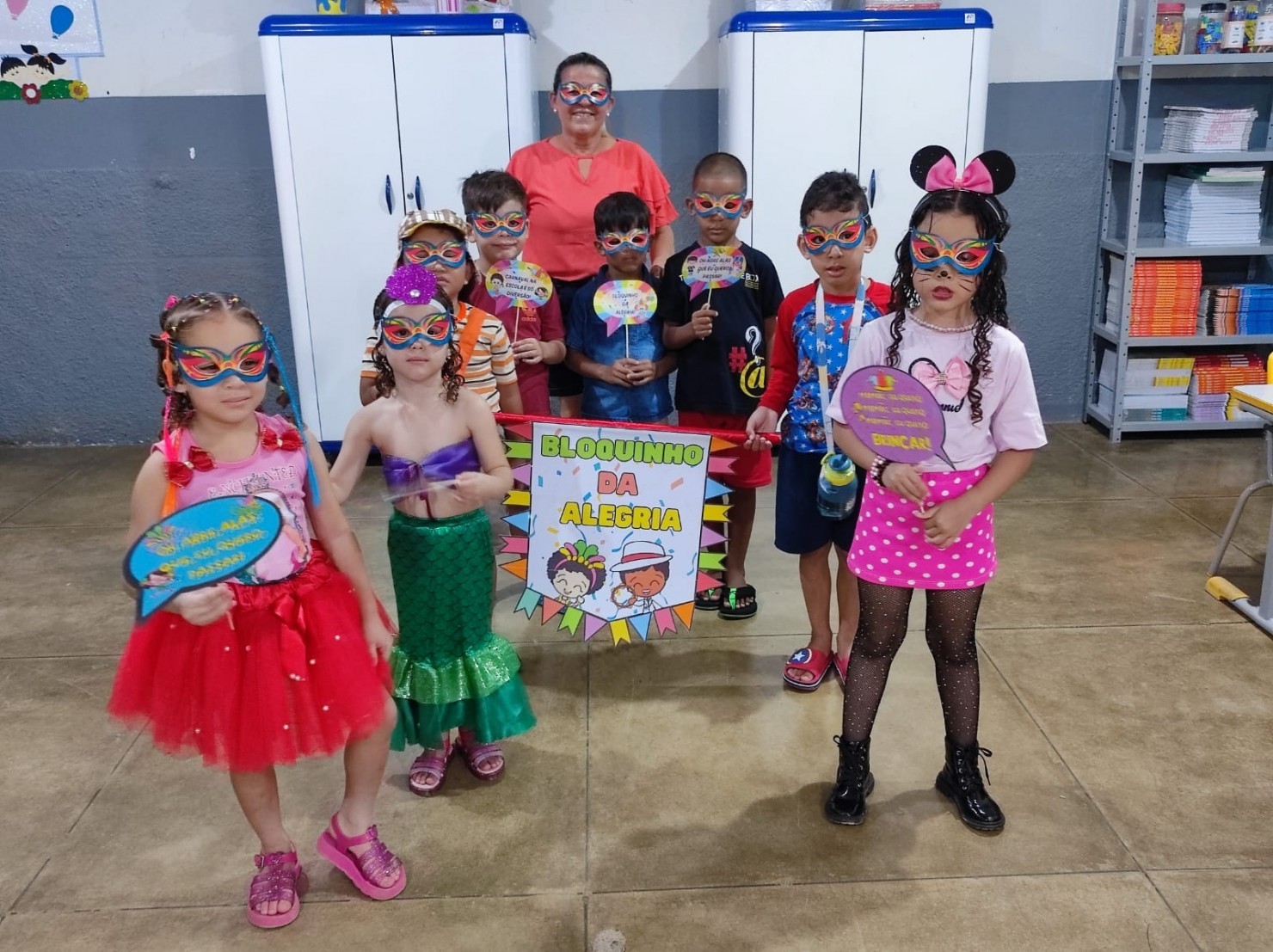 Bloco Escola Folia leva animação e alegria às ruas de Nova Floresta