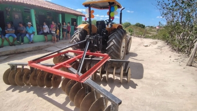 Prefeito Jarson realiza entrega de trator agrícola para comunidade rural