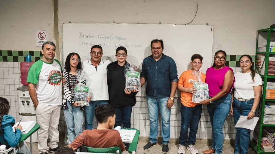 Prefeito Iran Santos e secretário de Educação entregam materiais escolares para estudantes da rede municipal