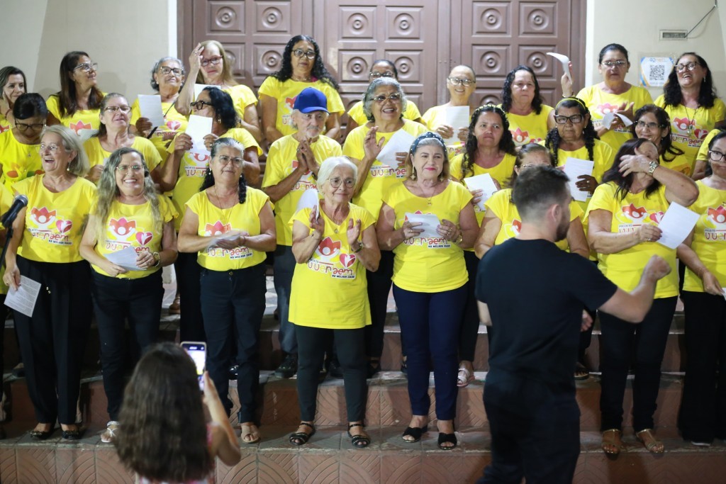 Prefeitura de Nova Floresta entrega fardamento ao grupo de idosos/ coral grupo de idosos do projeto viver bem.