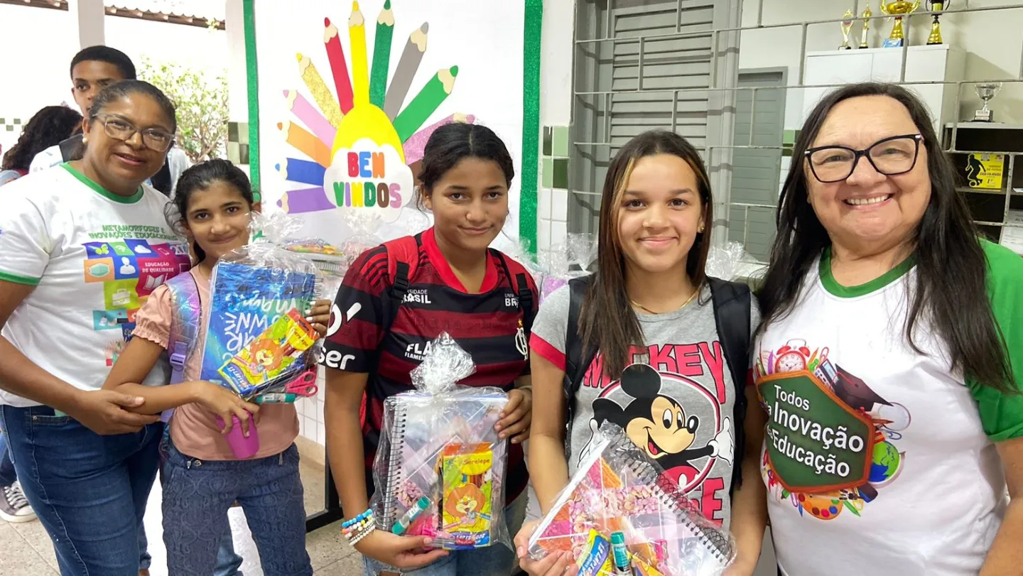 Alunos da Rede Municipal de Ensino recebem kits escolares