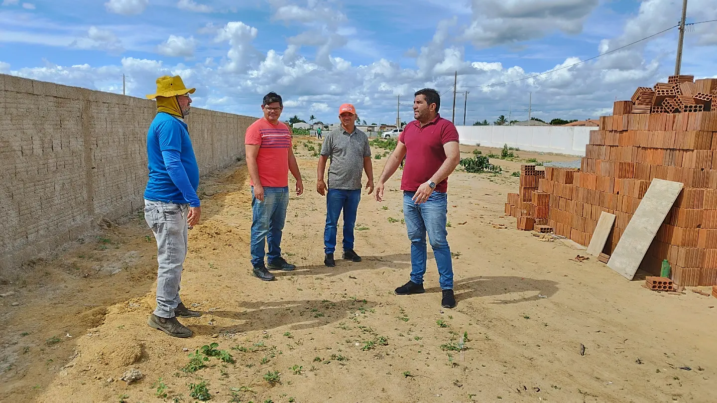 Prefeito Jarson acompanha obras de construção de novo Cemitério