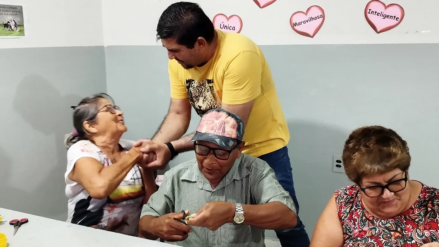 Prefeito Jarson acompanha aula de oficina de artesanato em biscuit, no CRAS