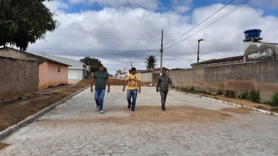 Prefeito Jarson visita e realiza medições em obras de pavimentação de ruas