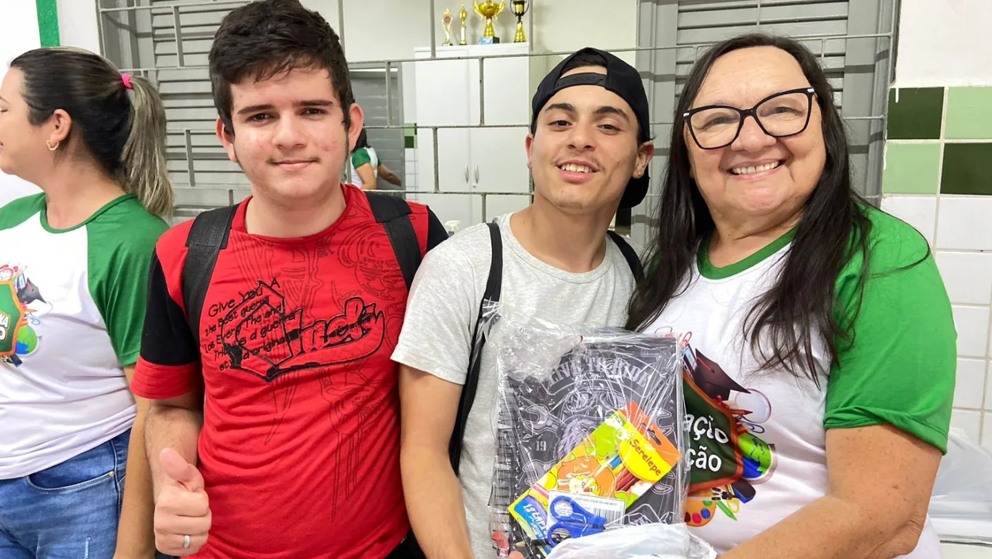 Alunos da Rede Municipal de Ensino recebem kits escolares