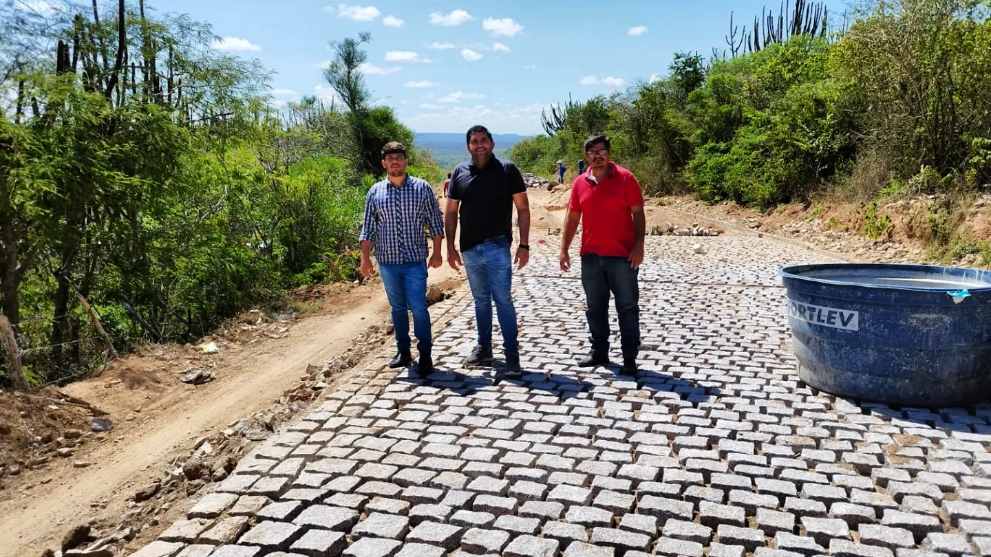 Prefeito Jarson acompanha obras de pavimentação da ladeira da Pedra D'água