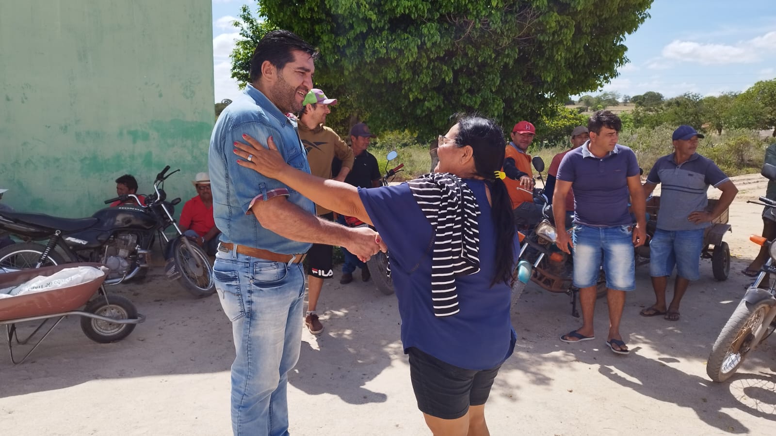 Prefeitura de Nova Floresta entrega raquetes de palma-forrageira na zona rural