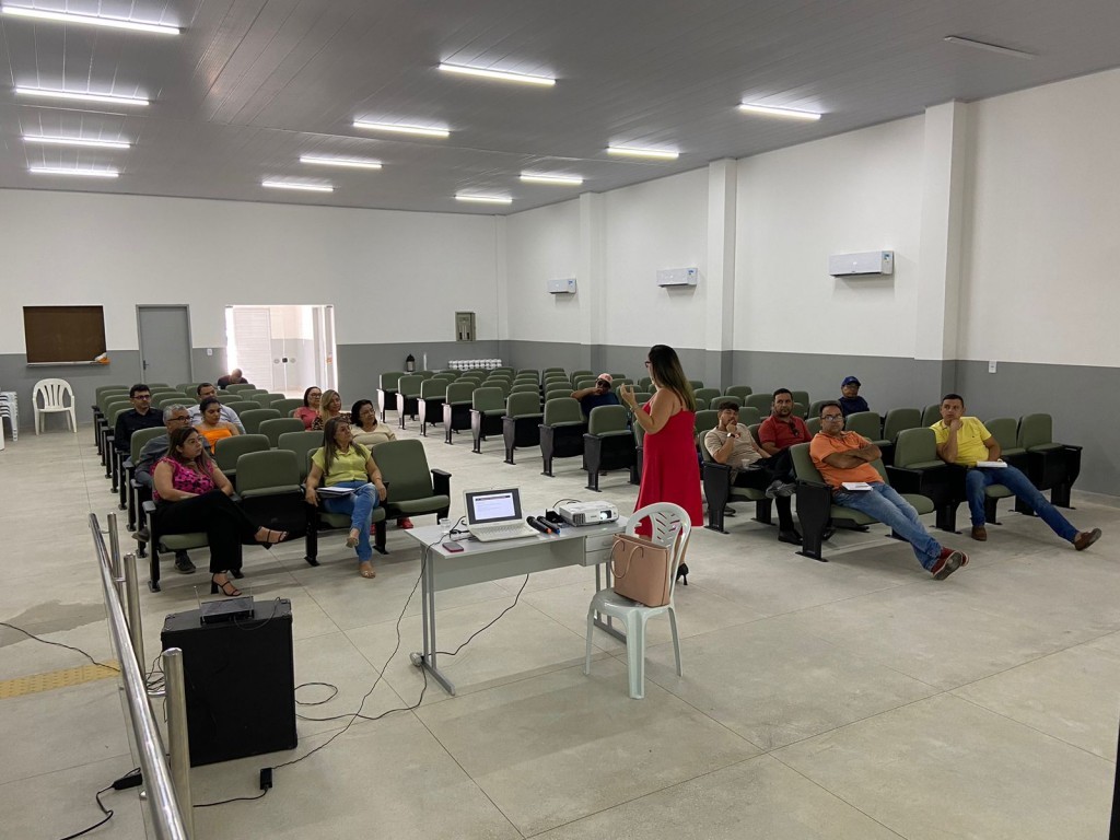Prefeitura de Nova Floresta realiza Capacitação das Novas leis de Licitação para Secretários Municipais e equipe de Licitação.