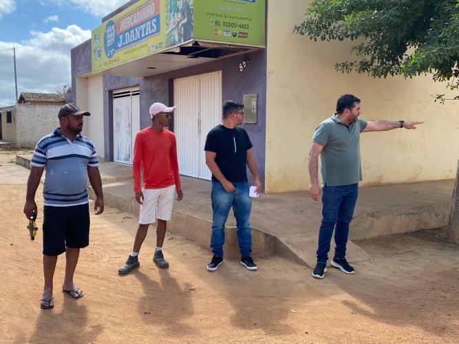 Prefeito Jarson Santos acompanha o inicio de mais uma obra de terraplanagem para pavimentação em paralelepípedo.