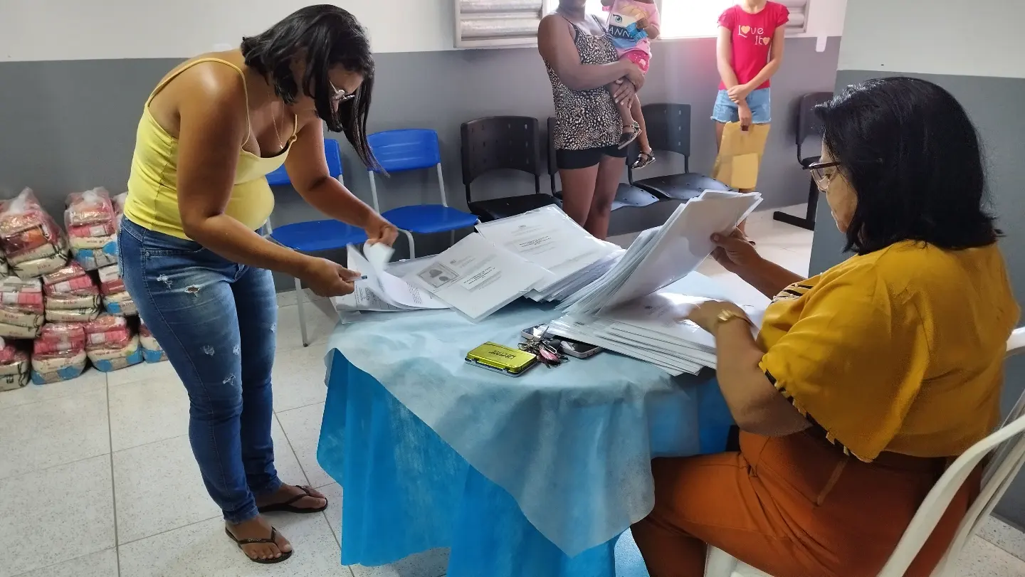 Prefeitura de Nova Floresta entrega cestas básicas na Secretaria de Assistência Social
