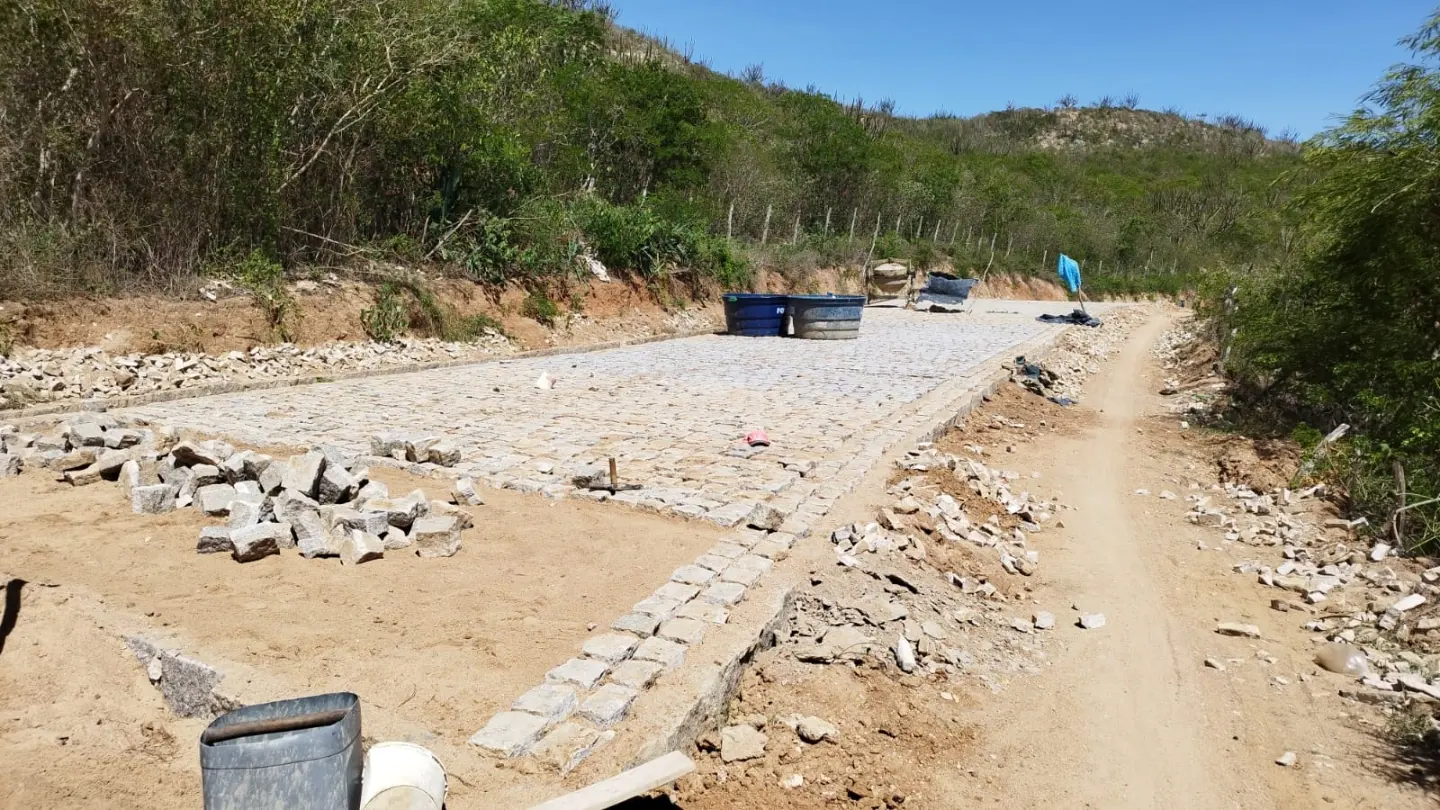 Prefeito Jarson acompanha obras de pavimentação da ladeira da Pedra D'água