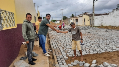 Prefeito Jarson visita e realiza medições em obras de pavimentação de ruas