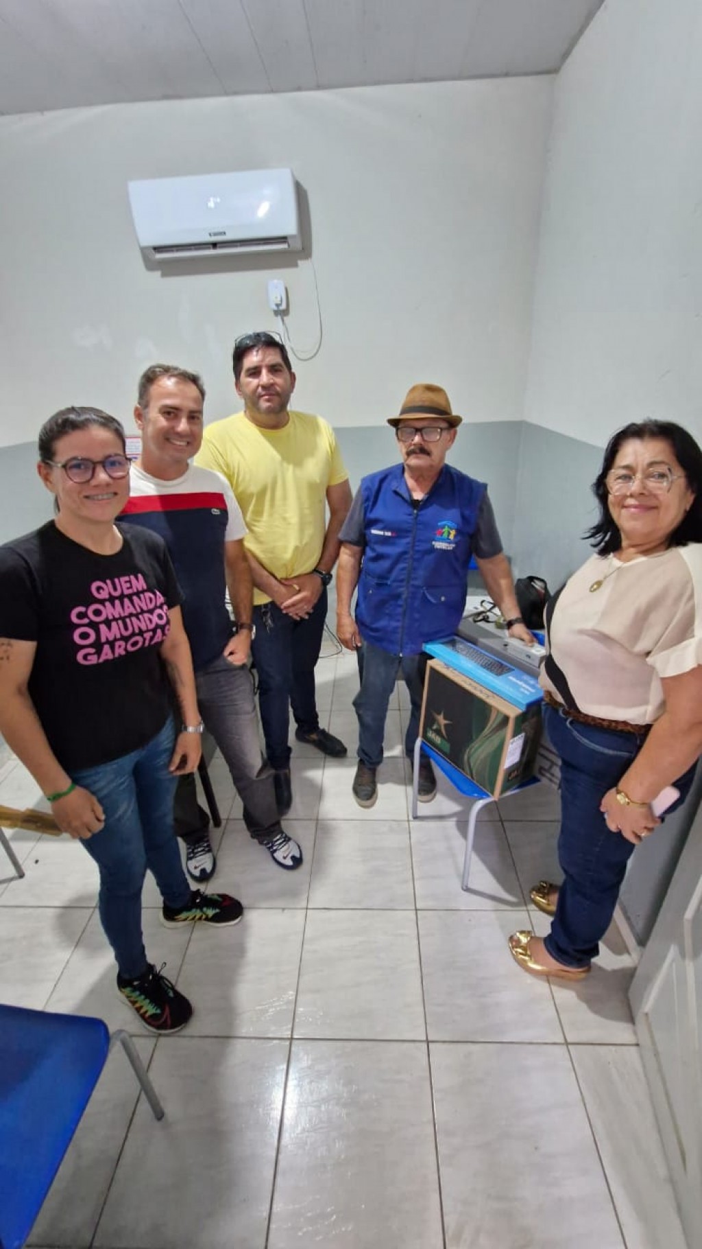 Prefeito Jarson Santos realiza entrega de equipamentos de informática para secretarias.